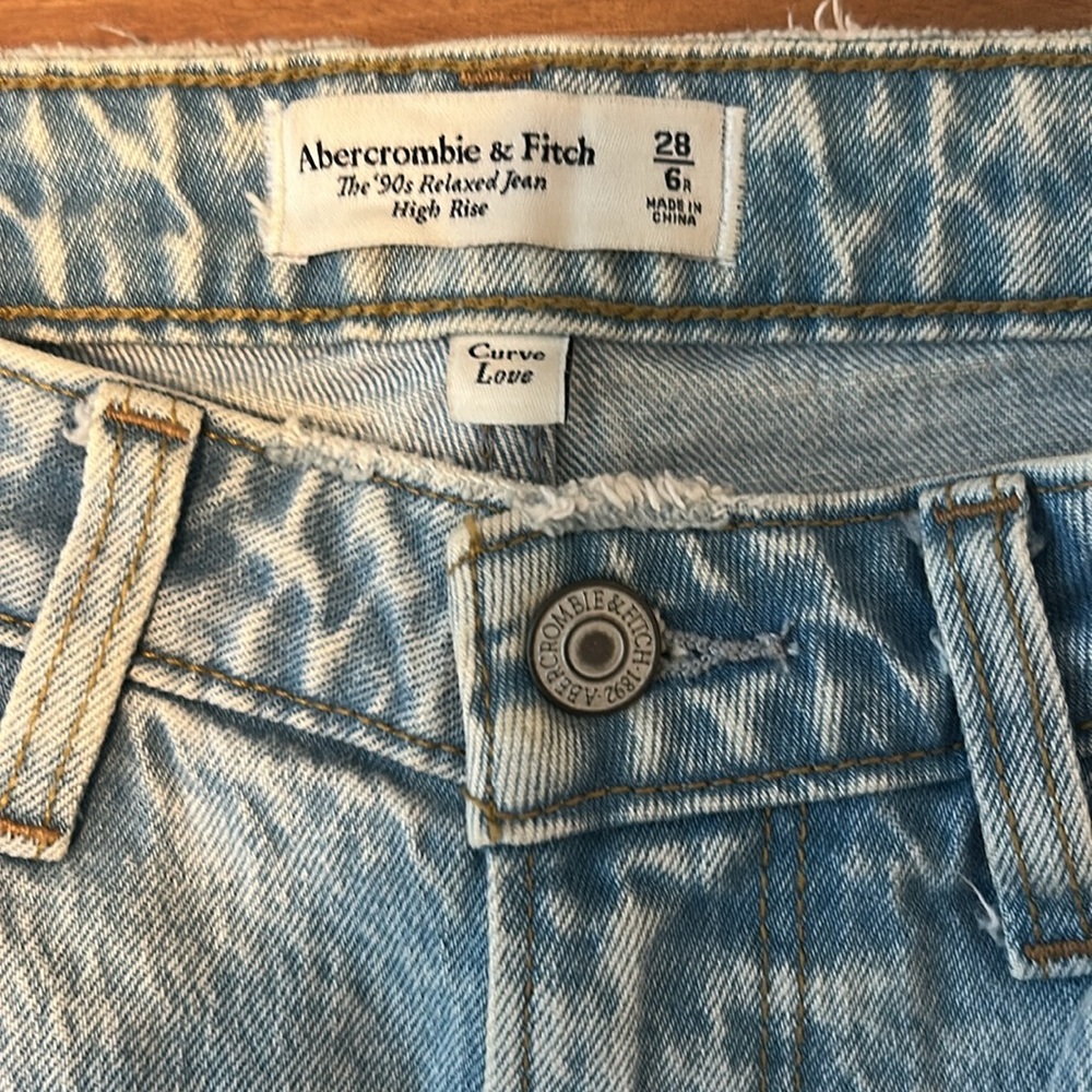 NWOT! A&F The 90s Relaxed Jean High Rise. Size 28/6. - Picture 4 of 8